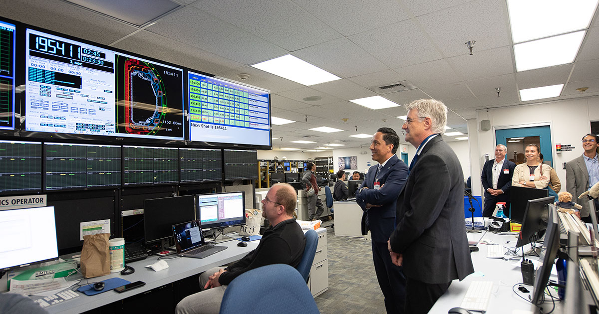 Mayor Gloria and  Dr. Buttery observe a plasma shot with Dr. Andreas Wingen (Oak Ridge
  National  Laboratory) in the control room of the DIII-D National Fusion Facility