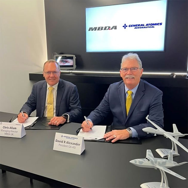 GA-ASI&rsquo;s David R. Alexander (right) signs a memorandum of understanding with MBDA&rsquo;s Chris Allam.