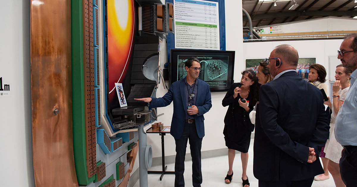 Le Dr Wayne Solomon (L) explique le processus de fusion au cours d'une visite de la DIII-D National Fusion Facility par une délégation de la Commission économique du Sénat français, y compris son président, le sénateur Sophie Primas, ainsi que le Consul général de France à Los Angeles Julie Duhaut-Bedos.  Avec l'aimable autorisation de General Atomics